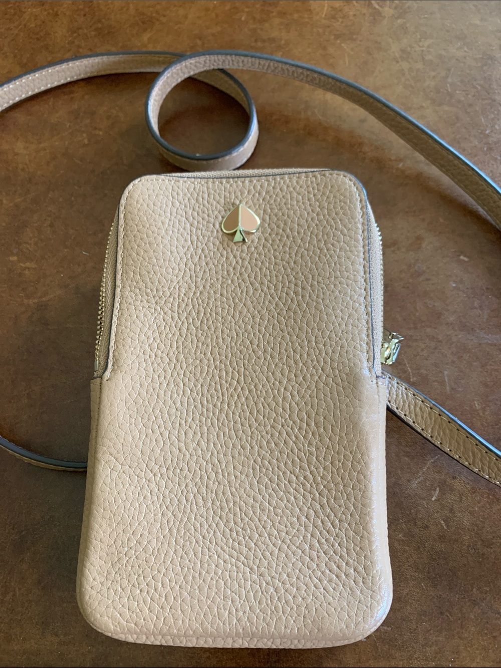 kate spade pebbled leather crossbody phone wallet - beige